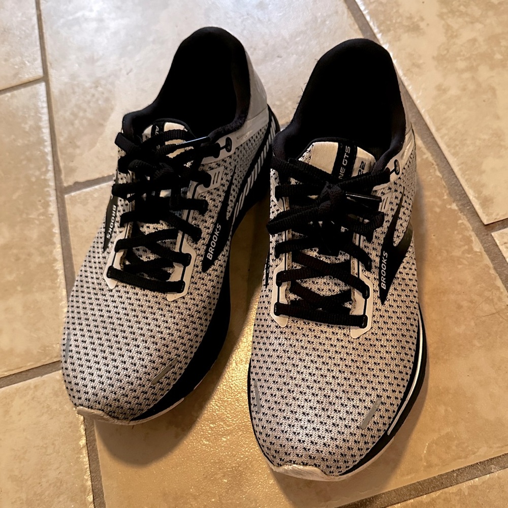 Brooks Adrenaline GTS 22 - Black and White